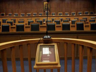 Κορωνοϊός: Κατέθεσε αγωγή στον αντιεμβολ...