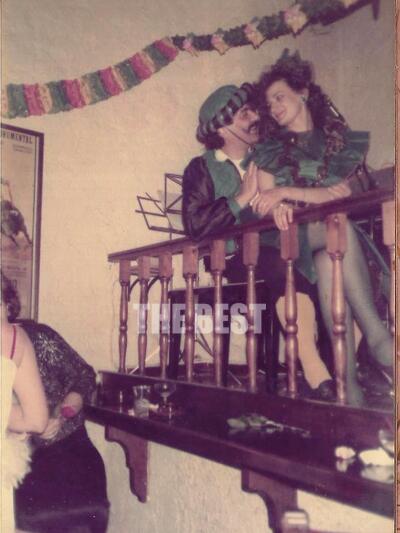 Ο Σπύρος και η Ελένη Ηλιοπούλου σε αποκρ...