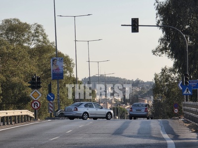 Χωρίς φανάρια ο κόμβος μέσω του οποίου κ...