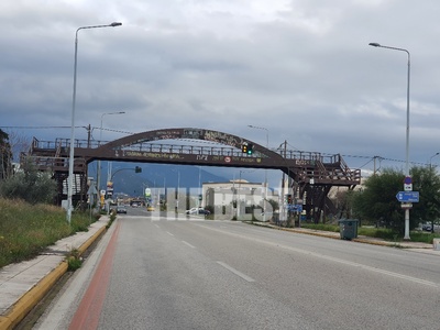 Για ομορφιά (;) στέκει η ξύλινη πεζογέφυ...