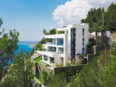 Μια πολυτελής βίλα με θέα τη θάλασσα της Μεσογείου