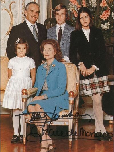 Όλη η οικογένεια με ιδιόχειρη αφιέρωση τ...