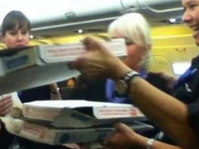 Πιλότος παρήγγειλε πίτσες μέσα στο αεροπ...