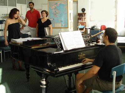 «όπερ Α εγένετο» στο Δημοτικό Θέατρο Απόλλων