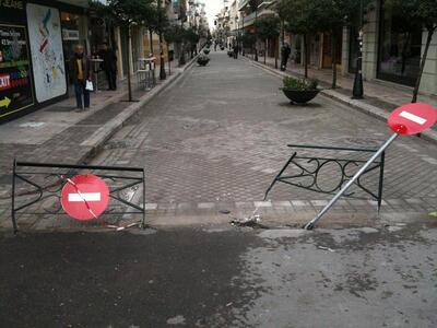 Πάτρα: Κατέστρεψαν τα προστατευτικά του ...