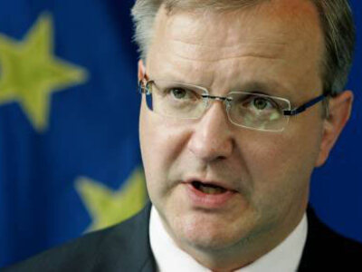 Όλι Ρεν: Οι περικοπές στο δημόσιο θα συμ...