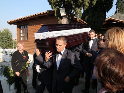 Συγκίνηση στο τελευταίο αντίο στον Γιώργ...