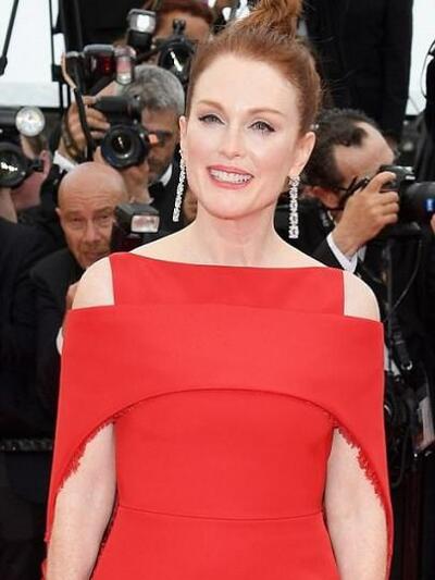 ΤΖΟΥΛΙΑΝ ΜΟΥΡ ΜΕ GIVENCHY COUTURE (ΦΤΙΑΓ...