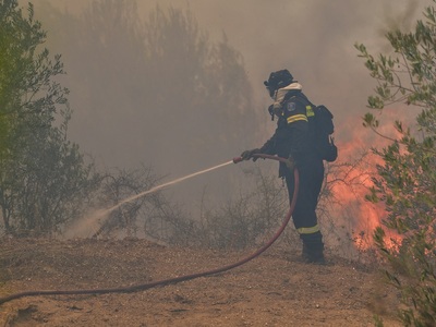 Πυρκαγιά σε αγροτοδασική έκταση στις Θεσ...