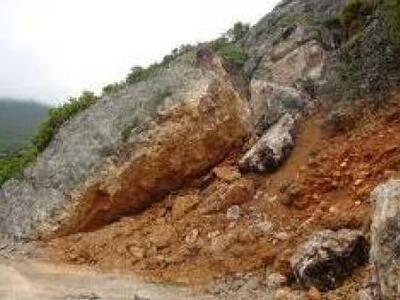 Κατολίσθηση στην ΠΕΟ Πατρών- Κορίνθου στ...