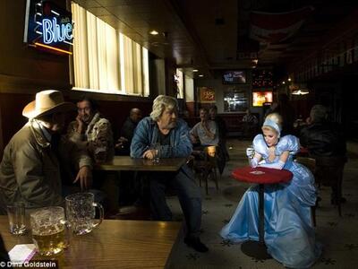  Η Σταχτοπούτα έγινε αλκοολική και πίνει...