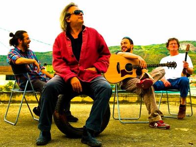 Ο Γιάννης Αγγελάκας στην Ακτή Δυμαίων 