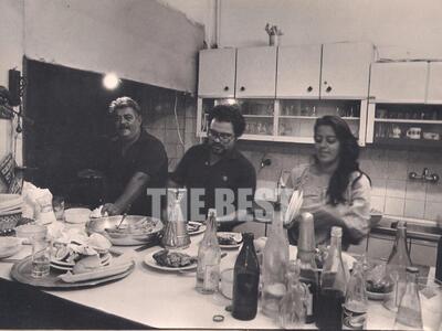 Ο Γιάννης Κουκούτσης στην κουζίνα με το ...