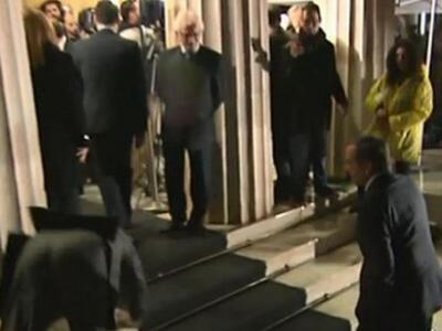 Έπεσε απο τα σκαλιά της Βουλής και τον σ...