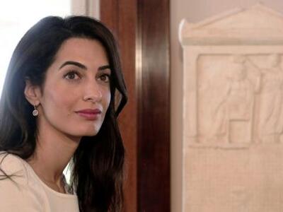 Έφτασε η Αλαμουντίν στο Μαξίμου - ΔΕΙΤΕ ΤΟ ΒΙΝΤΕΟ 