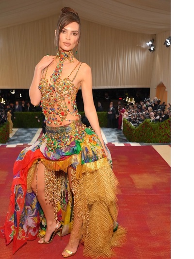 Eμιλι Ραταζκόβσκι με Versace