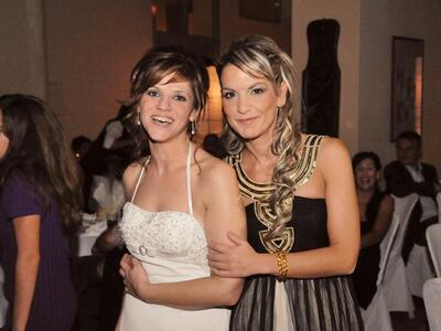 Η νύφη με την κουμπάρα της Νεκταρία Κοντογιώργη