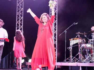 Η Χάρις Αλεξίου τραγουδά για τις καθαρίσ...