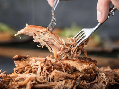 Στο νοσοκομείο 15 άτομα που έφαγαν γουρο...