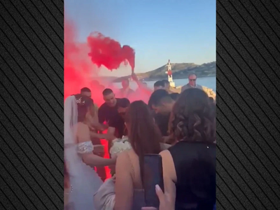 ΟΥΚας παντρεύτηκε και οι φίλοι του μετέτ...