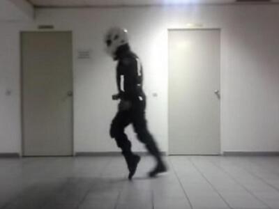 Το... moonwalk του αστυνομικού της ομάδα...
