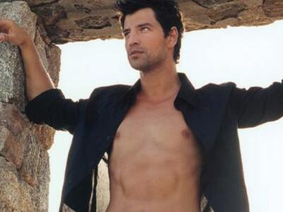 Δείτε καρέ-καρέ ποια έγδυσε τον Σάκη Ρουβά