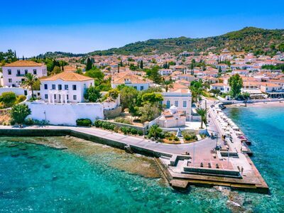 Σπέτσες: To μικρό κοσμοπολίτικο νησί με ...