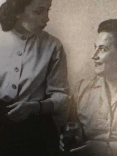 Είχε μεγάλη αδυναμία στην κυρία Θεώνη. Ήταν εκείνη που σε αντίθεση με τον αυταρχικό πατέρα της ενθάρρυνε την απόφασή της να γίνει ηθοποιός/Θεατρικό μουσείο-κέντρο μελέτης και έρευνας του Ελληνικού Θεάτρου