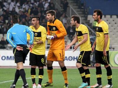 Βράζει η ΑΕΚ κατά του διαιτητή Σιδηρόπουλου 