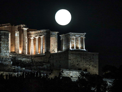 Η Πανσέληνος του Αυγούστου πάνω απο την ...