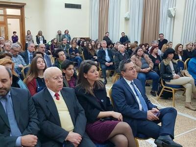 Άποψη της αίθουσας διακρίνονται στην πρώ...