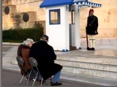 Έκατσαν με τον εύζωνα εγγονό τους στον &...