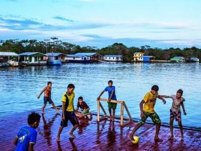 Το πλωτό χωριό του Αμαζονίου όπου όλοι π...