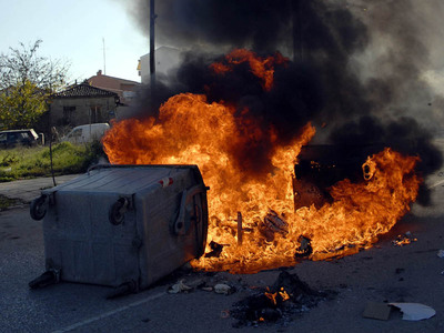 Σύλληψη νεαρών εμπρηστών στην Κόρινθο