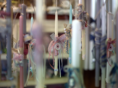 Πάτρα: «Τρέχουν» να προλάβουν τις λαμπάδ...