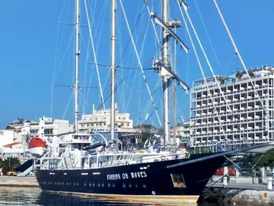 Πάτρα: Ένα πανέμορφο ιστιοφόρο κατέπλευσ...