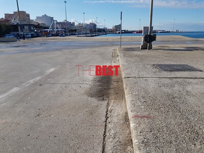 Ξηλώθηκε εως και η τσιμεντένια ράμπα στον μόλο