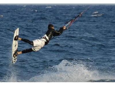 37χρονος kite-surfer έπεσε σε βράχια