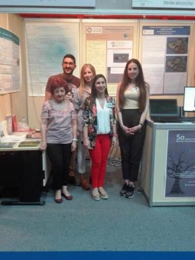 Οι ερευνητές με την καθηγήτρια Γλωσσολογ...