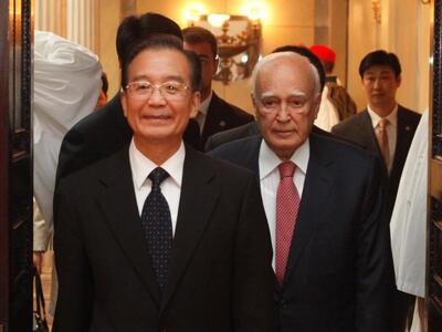 Ο Γουέν Τζιαμπάο στον Κάρολο Παπούλια 