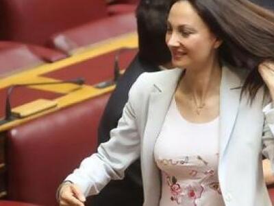 Η βουλευτής - πρώην μοντέλο που ζητάει σ...