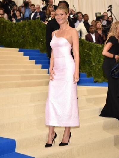 ΓΚΟΥΙΝΕΘ ΠΑΛΤΡΟΟΥ ΜΕ CALVIN KLEIN