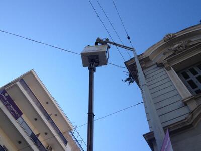 Πάτρα: Συνεργείο της αστυνομίας επισκευά...