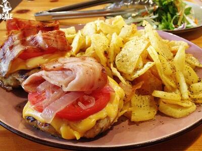 Μπιφτέκια με μπέικον και cheddar να λιώνει