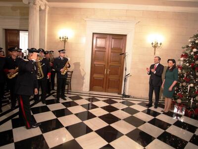 Τα έψαλαν στο πρωθυπουργικό ζεύγος