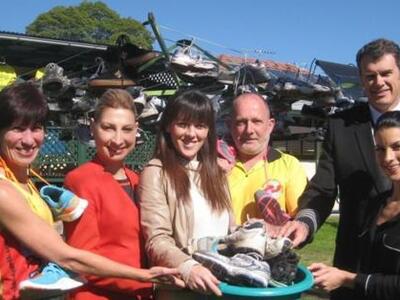 Η Ελληνίδα που μοιράζει παπούτσια στα ξυ...