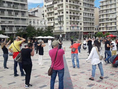 Πάτρα: Μια διαμαρτυρία… αλλιώς από τους εκπαιδευτικούς με σιωπή, σώμα και τέχνη στην πλατεία Γεωργίου Πάτρα: Μια διαμαρτυρία… αλλιώς από τους εκπαιδευτικούς με σιωπή, σώμα και τέχνη στην πλατεία Γεωργίου