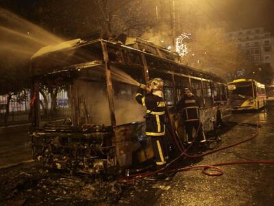 Πυρπόλησαν τρία τρόλεϊ έξω από το Πολυτε...