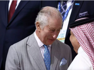 Ο βασιλιάς Κάρολος φόρεσε γραβάτα με ελλ...
