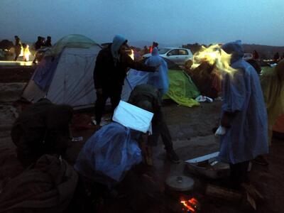 Στη βροχή και στις λάσπες οι 13.000 πρόσ...